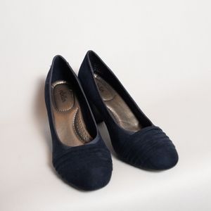 NWB Abella Blue suede pumps size 8.